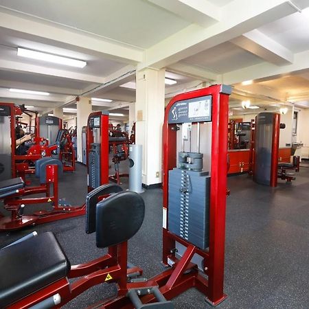 Хостел Flushing Ymca Нью-Йорк Экстерьер фото