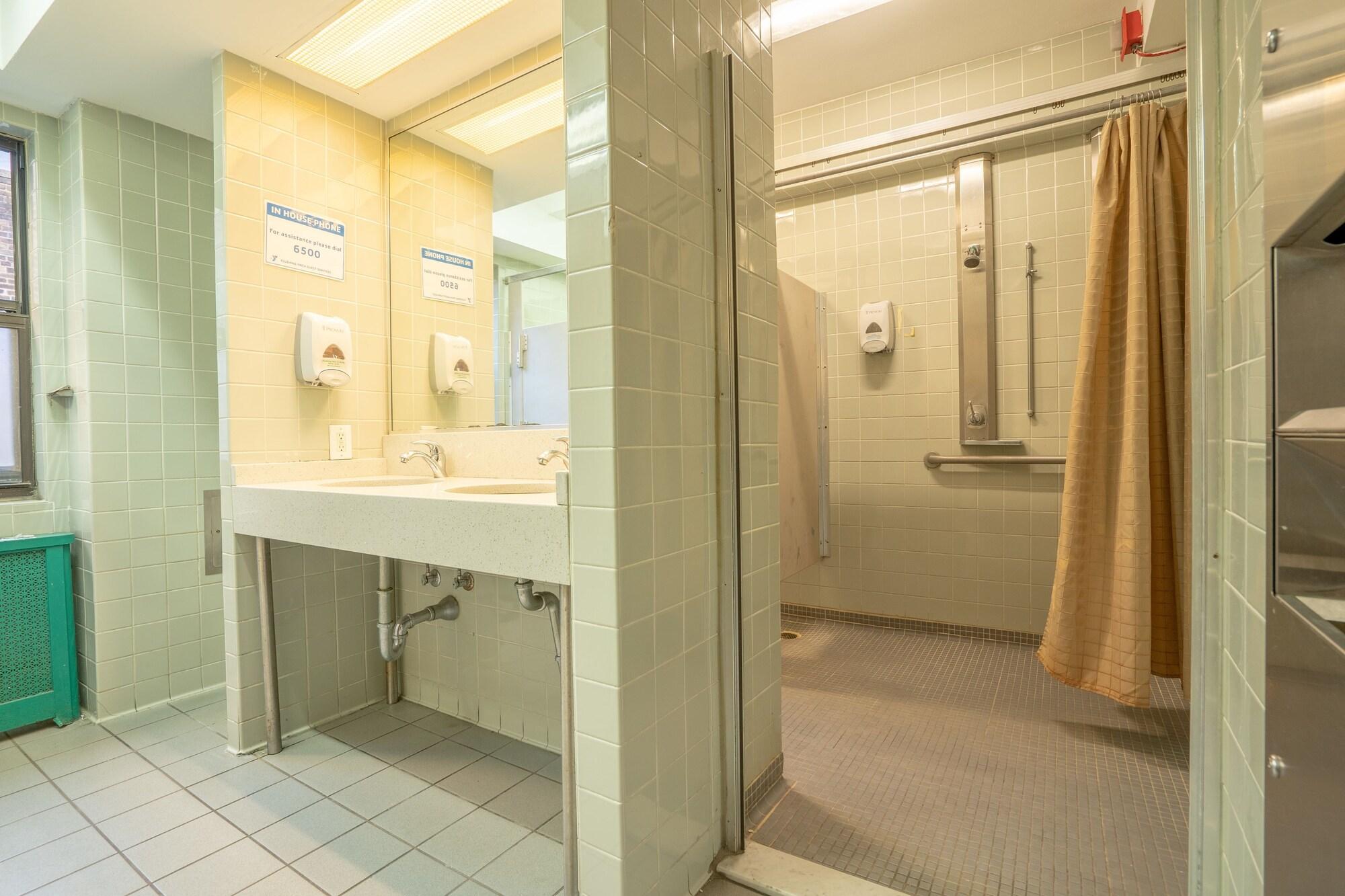 Хостел Flushing Ymca Нью-Йорк Экстерьер фото