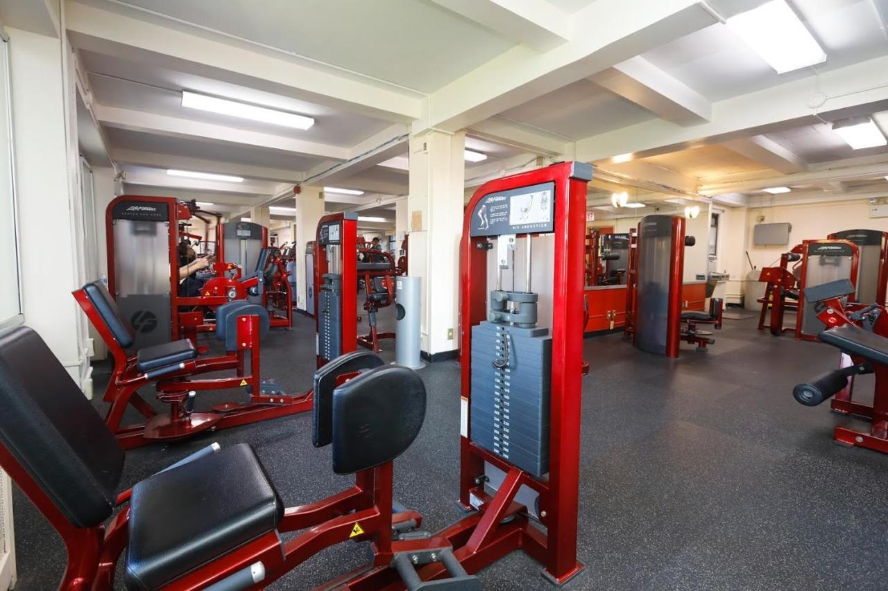 Хостел Flushing Ymca Нью-Йорк Экстерьер фото